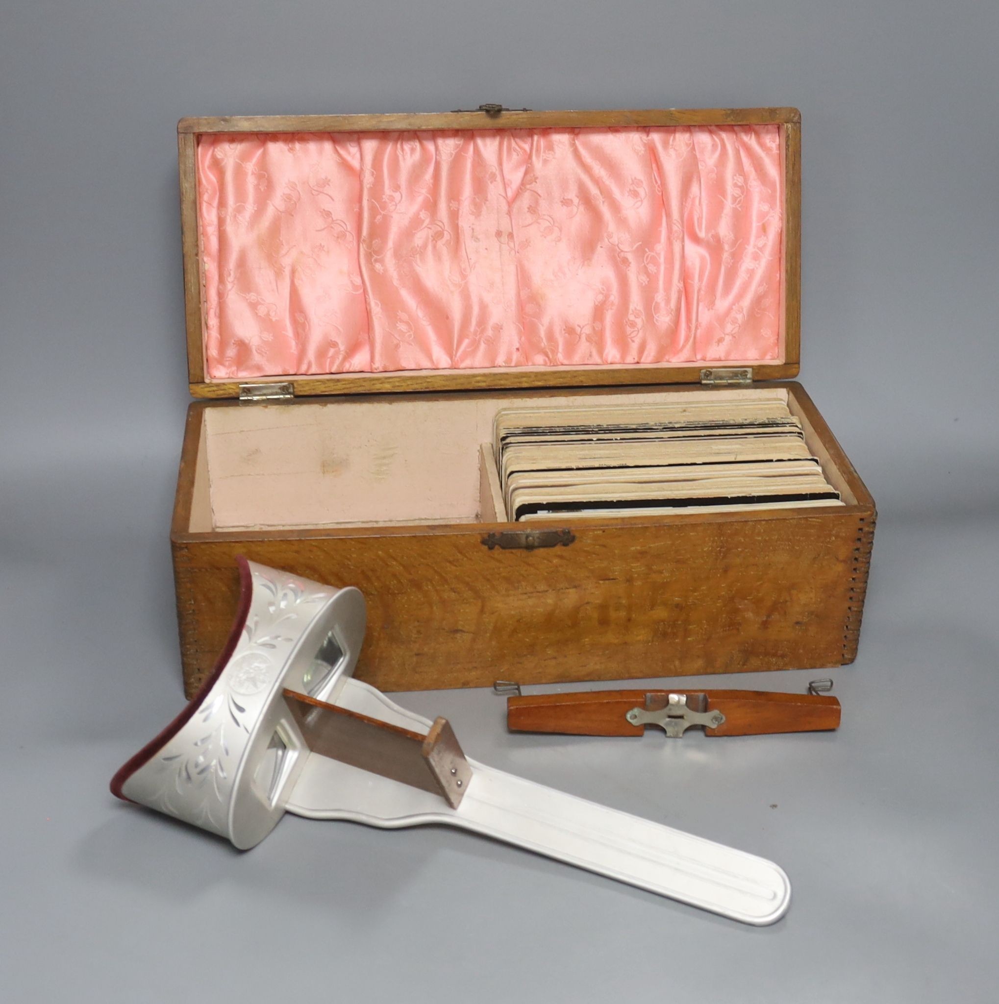 A boxed stereoscopic viewer and collection of cards, viewer 32 cms long.